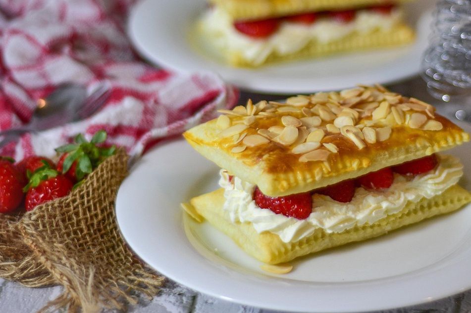 Obłędny deser z ciasta francuskiego: millefeuille z kremem mascarpone i  truskawkami