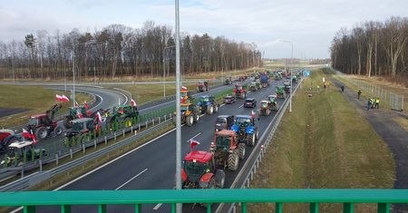 Rolnicy się nie poddają. Wciąż blokują ważną trasę w regionie. „Nie mamy innego wyjścia” [ZDJĘCIA]