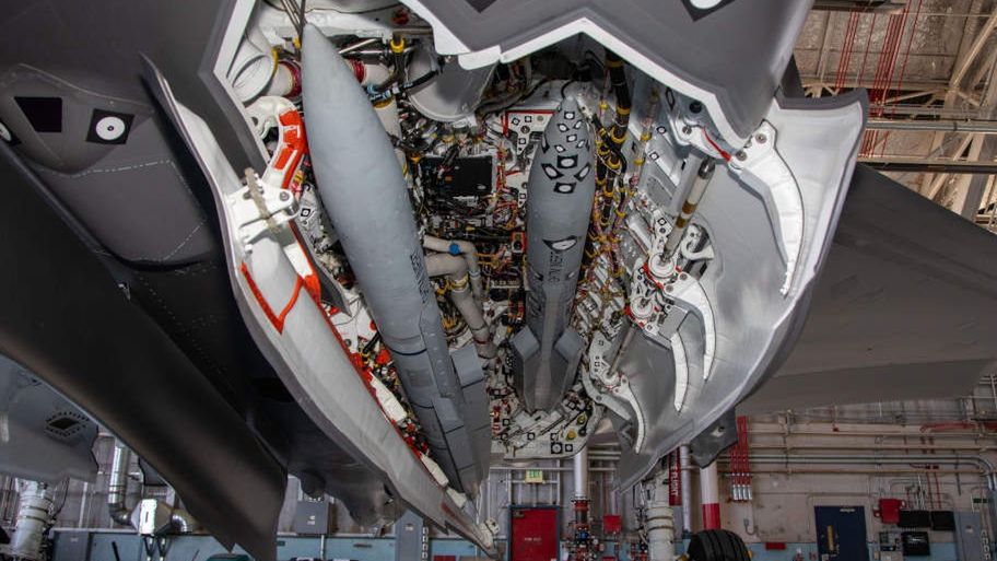 Pocisk MBDA Meteor w komorze uzbrojenia F-35.