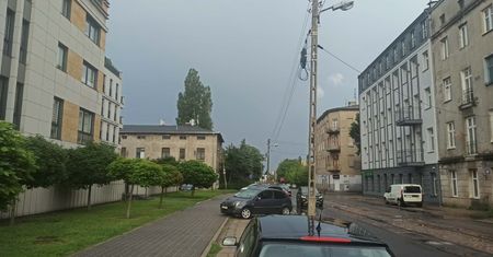 OSTRZEŻENIE. Potężne grzmoty nad Łodzią. Ciemne chmury, porywisty wiatr i możliwe opady gradu