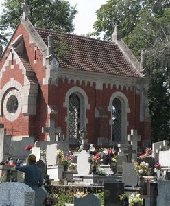 Lipno. Zbiorowa kwarantanna w budynku przy cmentarzu