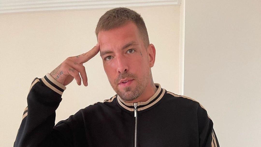 Raper Sentino tak prezentuje się w marce Sicario 