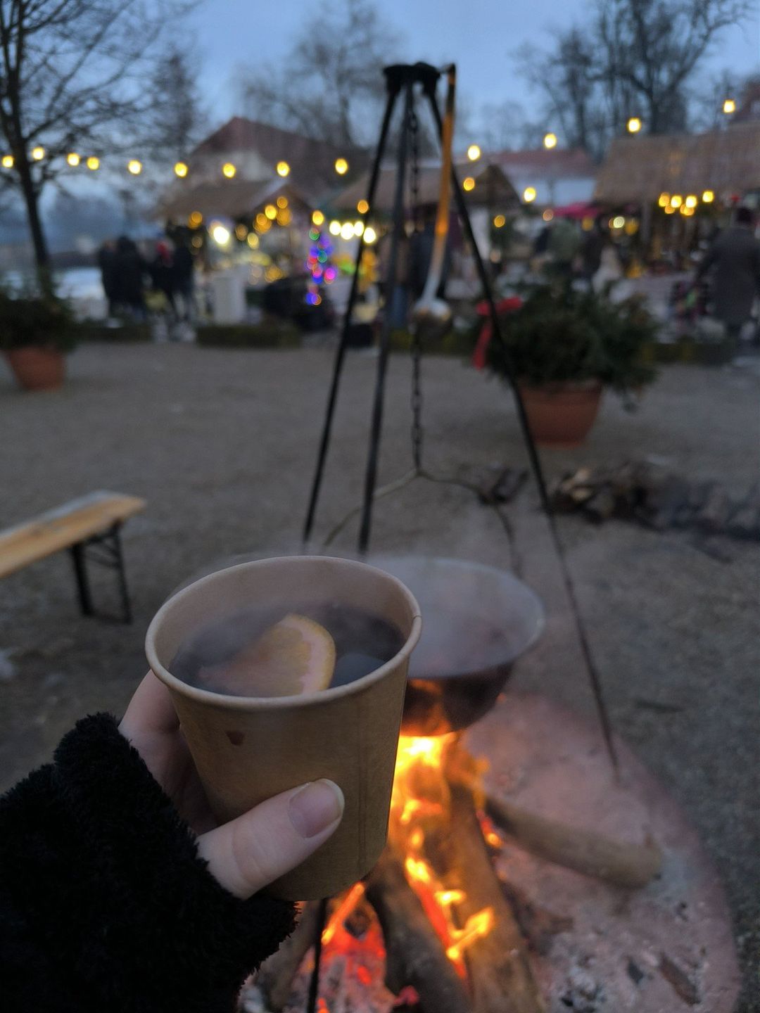 Najlepszy moment na kiermaszu? Przyjedź pod koniec dnia, gdy słońce zaczyna się chować. Wtedy atmosfera staje się absolutnie magiczna. Możesz usiąść przy ognisku, ogrzać dłonie ciepłym grzańcem, słuchając muzyki na żywo, i po prostu chłonąć spokój.