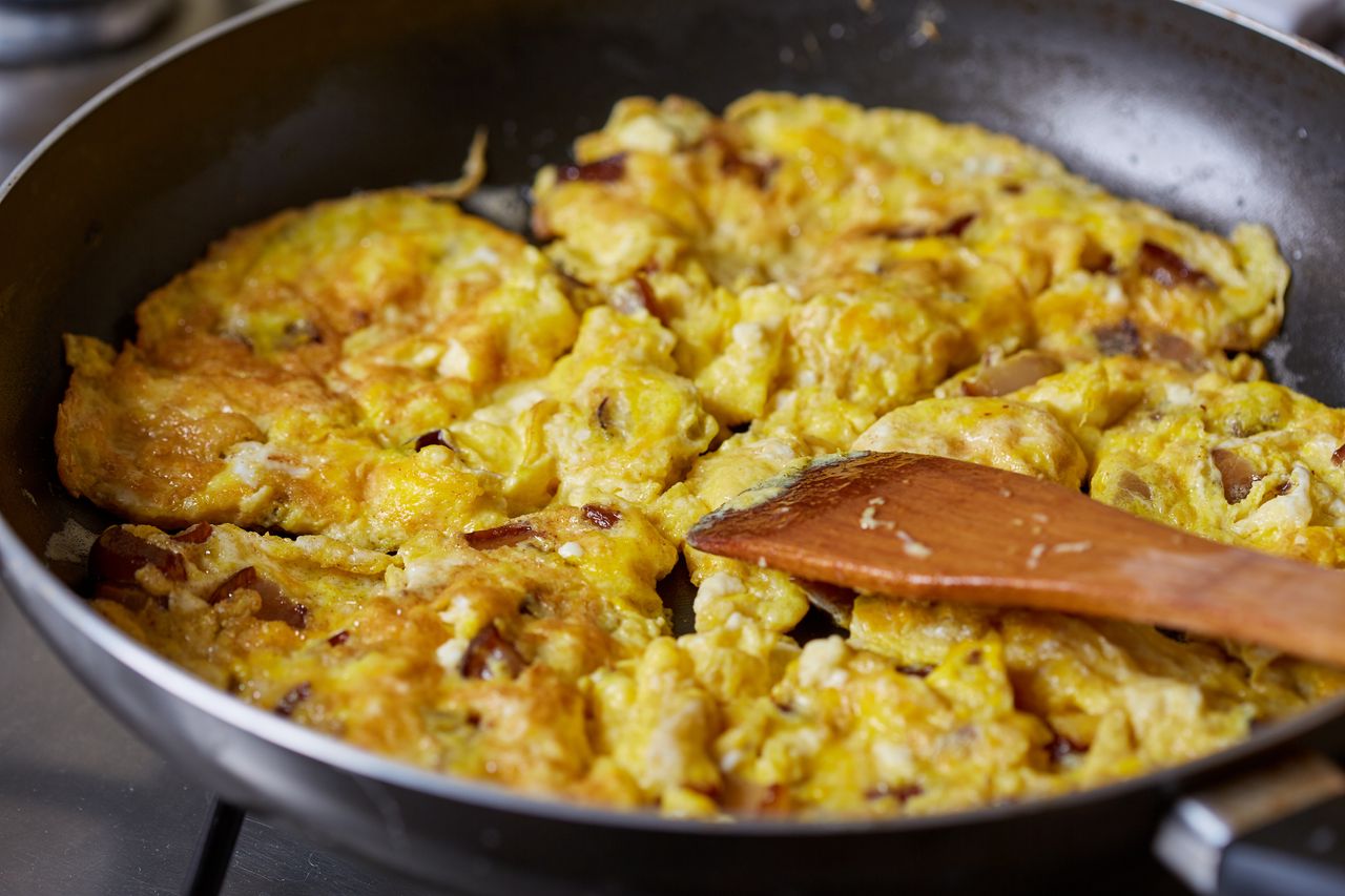 Rozgnieć widelcem i wrzuć na patelnię. Syci bardziej niż jajecznica