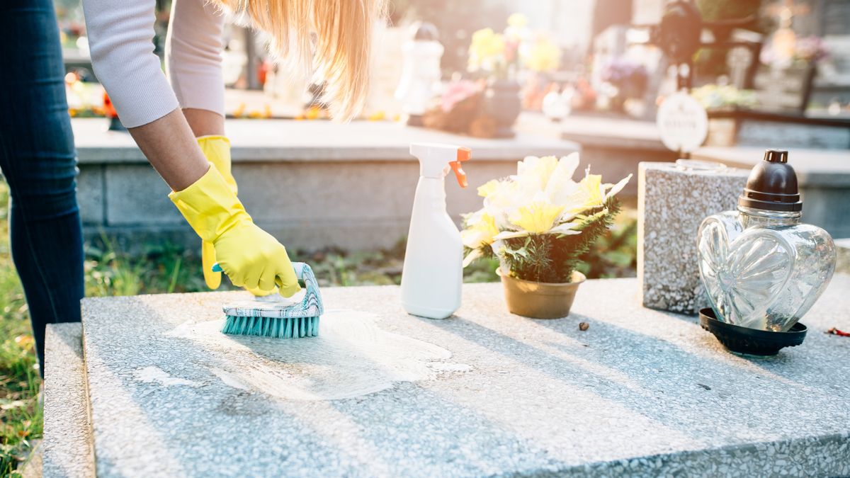 Jak skutecznie wyczyścić nagrobek?