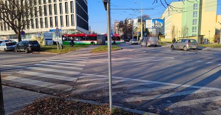 Zaparkowane auto blokuje wjazd na przystanek. Autobus częściowo zablokował ul. Chodźki