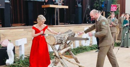 Studniówka na Podlasiu. Do akcji wkroczyli leśnicy. Niosą się zdjęcia