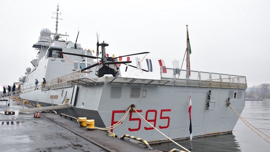 Frigate from the stern. Under the cover, there is a boom with an inspection boat hidden.