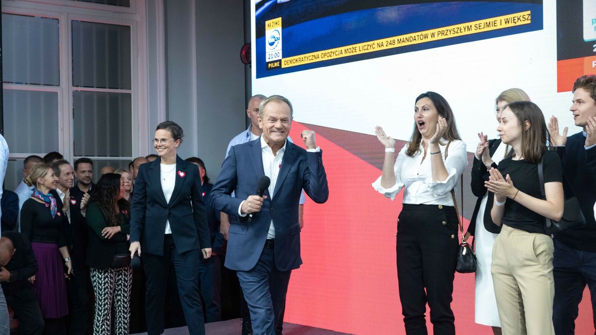 Wiecz�r wyborczy Koalicji Obywatelskiej
15.10.2023 Warszawa Wieczor wyborczy Koalicji Obywatelskiej fot Jacek Dominski/REPORTER
N/z: Donald Tusk, Wioletta Paprocka-Slusarska (L)
Jacek Dominski/REPORTER