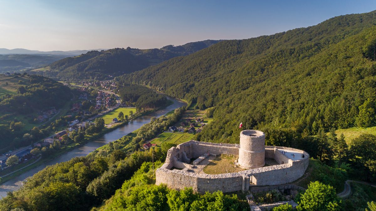 Zamek w Rytrze zachwyca położeniem