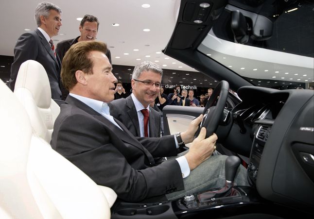 Gubernator Arnold Schwarzenegger i CEO Audi Rupert Stadler podczas salonu samochodowego w Genewie w 2009 roku.