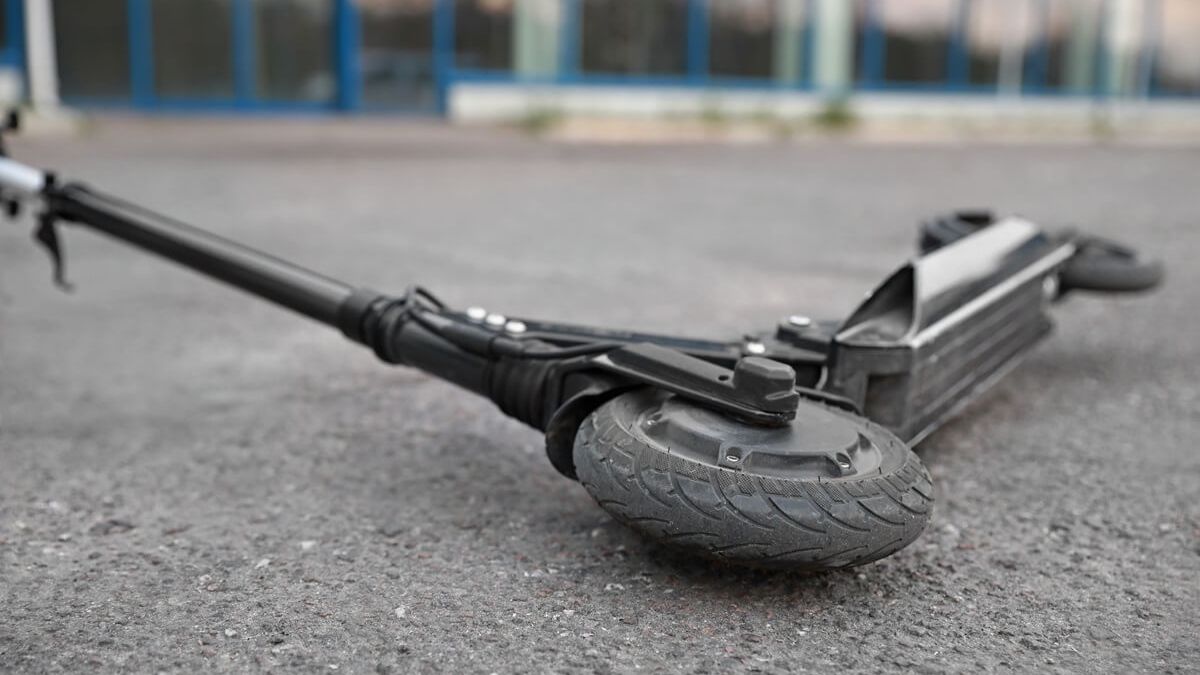 Przewrócona hulajnoga elektryczna
