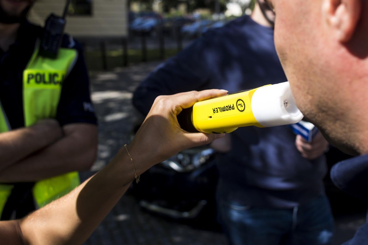 Pijany kierowca zatrzymany pod Brodnicą. Ponad 3 promile, brak prawa jazdy, auto bez badań, a w środku rodzina