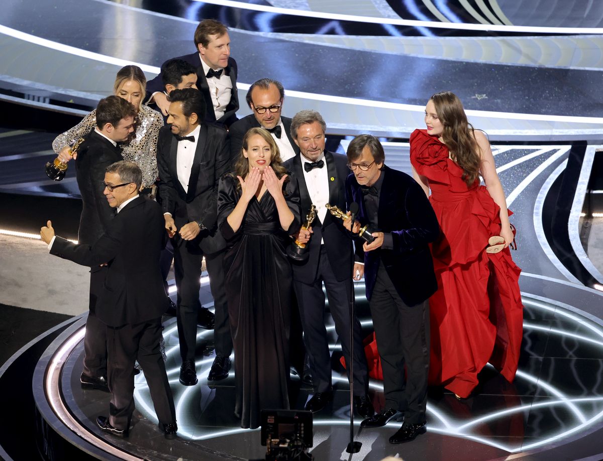 Philippe Rousselet oraz członkowie obsady i ekipy przyjmują nagrodę za najlepszy film dla "CODA", podczas 94. dorocznych Oscarów w Dolby Theatre 27 marca 2022 r. w Hollywood w Kalifornii