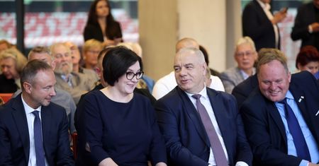 "Klub milionerów" w obozie "dobrej zmiany". "Przychodzą na kilka miesięcy na stanowiska z olbrzymią pensją"