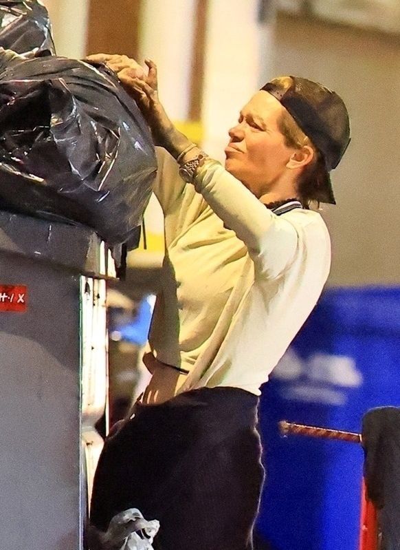 Loni Willison przeszukuje kubły na śmieci