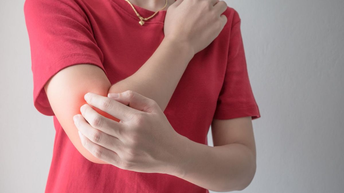 Infekcyjne zapalenie stawów objawia się bólem i obrzękiem.