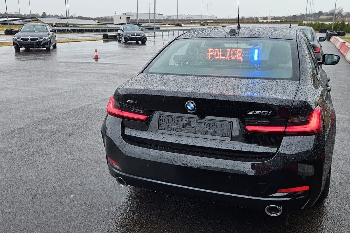 Policjanci szkolili technikę jazdy nowymi nieoznakowanymi radiowozami BMW na terenie ODTJ Lublin