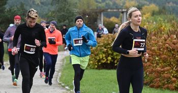 Kielce: Botaniczna Piątka 2025. Jesienny bieg w Ogrodzie Botanicznym pomimo chłodu i deszczu przyciągnął wiele osób