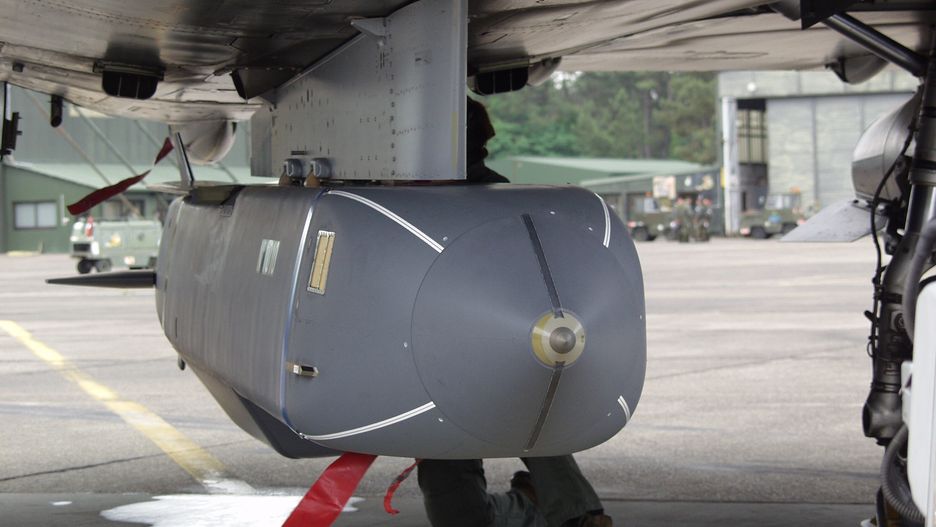 Pocisk manewrujacy SCALP / Storm Shadow podczepiony pod Rafale.