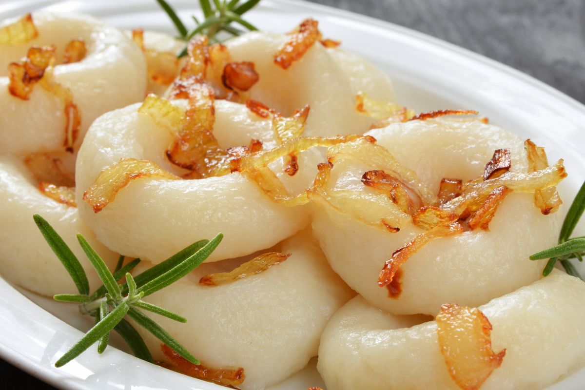 Dodaj do ciasta. Kluski śląskie będą sprężyste, delikatne i pozbędziesz się efektu zbitej masy