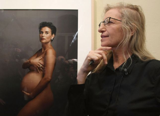 Annie Leibovitz ze zdjęciem Demi Moore w ciąży