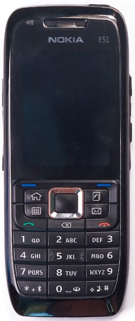 Telefon Nokia E51 to klasyczny telefon z klawiaturą alfanumeryczną