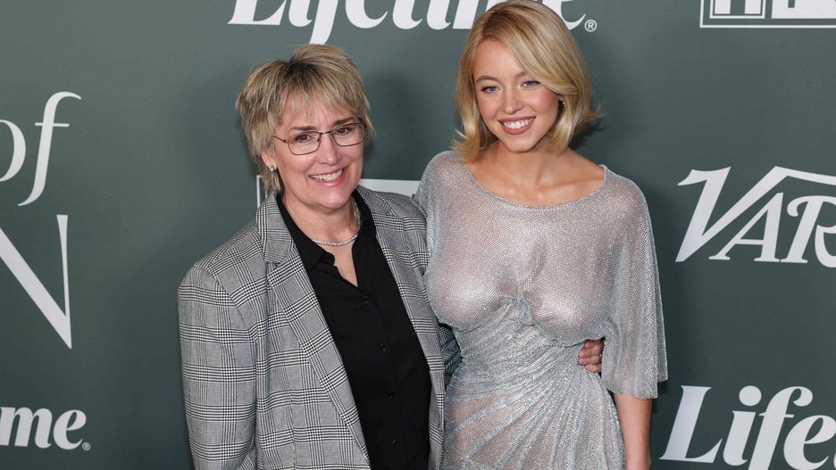 Dawna mistrzyni boksu Christy Martin (z lewej) i odtwarzająca jej rolę w filmie &#34;Christy&#34; amerykańska aktorka Sydney Sweeney podczas eventu Variety&#39;s 2025 Power Of Women w &#34;Beverly Hills Hotel&#34; w Beverly Hills w Kalifornii