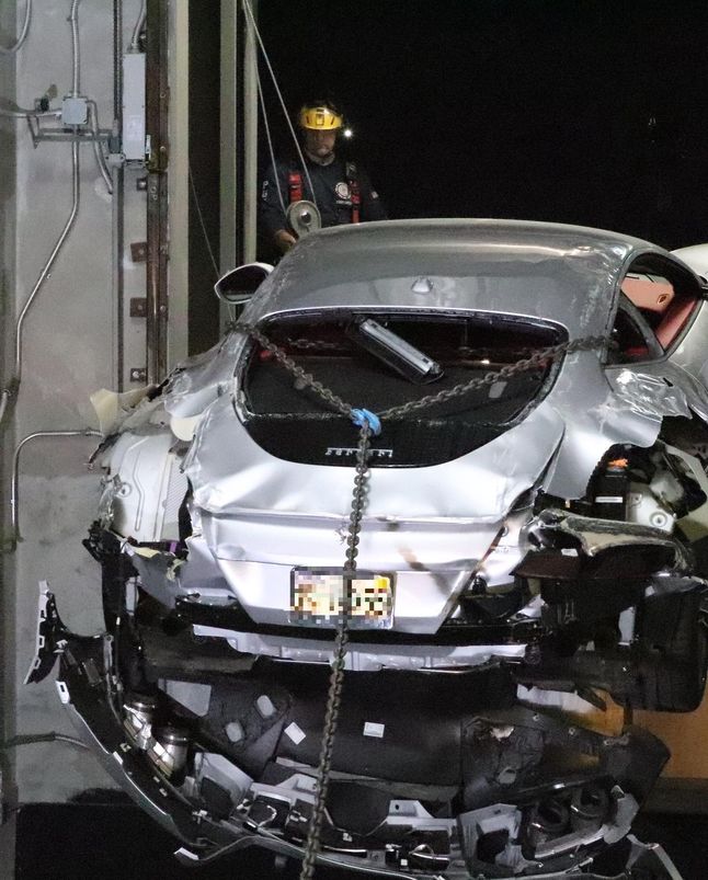 Wypadek Ferrari Roma w windzie salonu Ferrari w Palm Beach