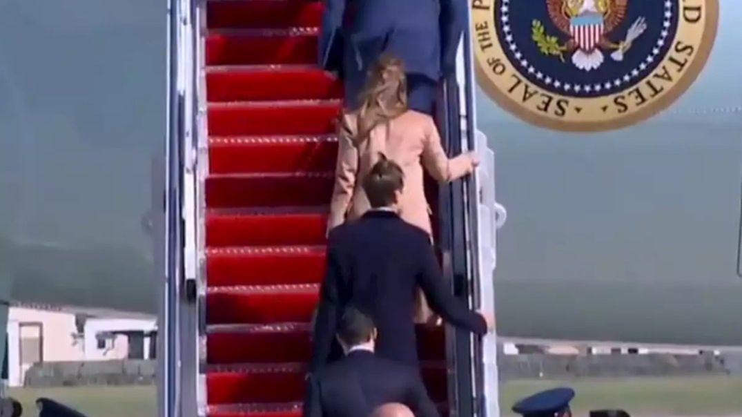 Hope Hicks wsiada do samolotu Donalda Trumpa