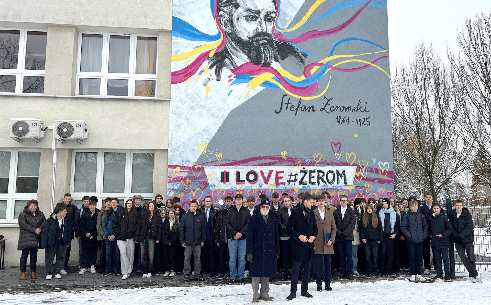 Nowy mural z wizerunkiem Stefana Żeromskiego pojawił się na szkolnych murach Uniwersyteckiego II LO w Dąbrowie Górniczej