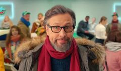 Szymon Majewski w reklamie prowadzi tłum klientów do Plusa (wideo)