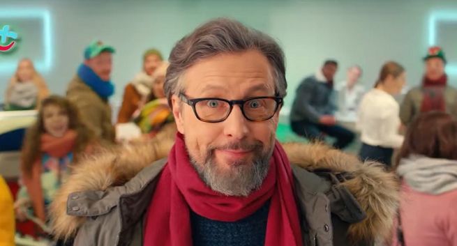 Szymon Majewski w reklamie prowadzi tłum klientów do Plusa (wideo)