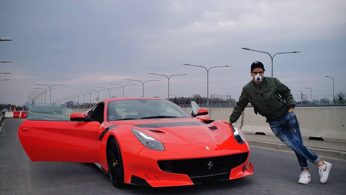 Kuba Wojewódzki znowu chwali się swoim czerwonym ferrari