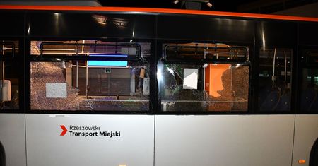 39-latek wpadł w szał. Młotkiem wybił szyby w autobusie miejskim