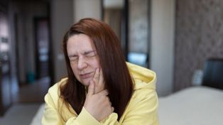 Szczęka "strzela" lub przeskakuje? Nie ignoruj tych objawów