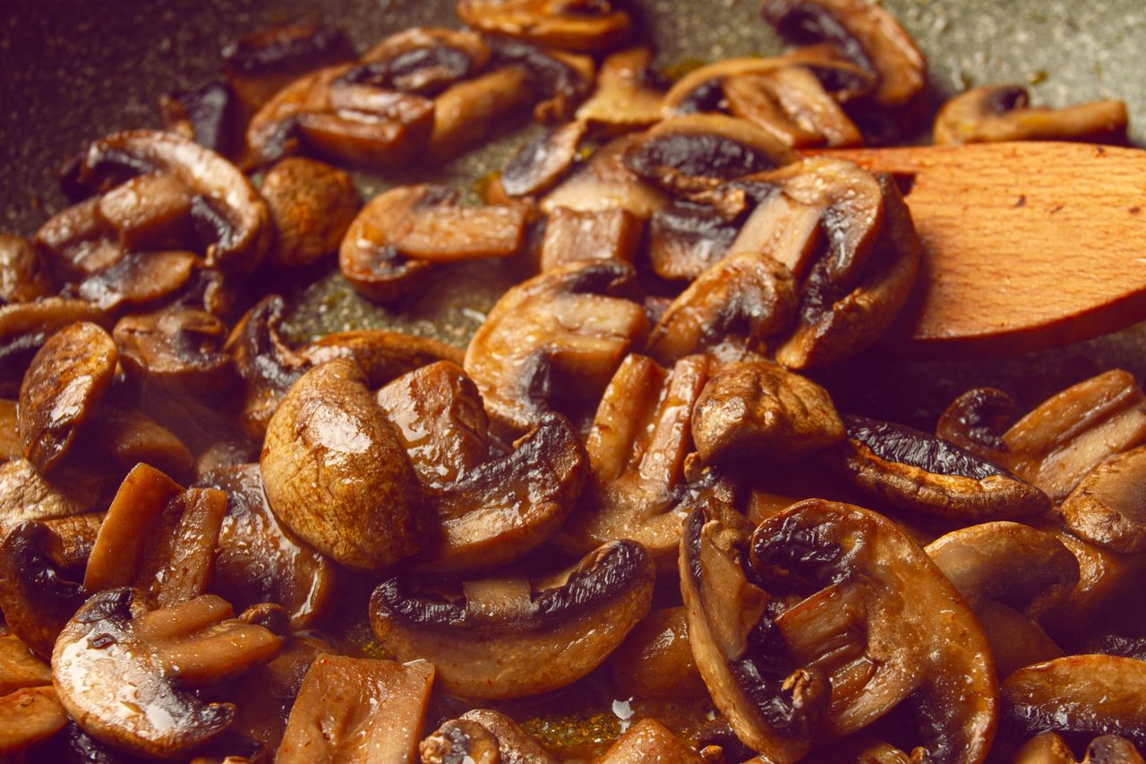 Posyp pieczarki przed końcem smażenia. Będą chrupiące i bardziej aromatyczne niż borowiki