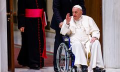 Papież Franciszek na wózku inwalidzkim. Problemy z kolanem coraz poważniejsze