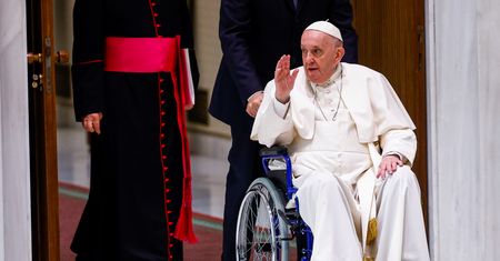 Papież Franciszek na wózku inwalidzkim. Problemy z kolanem coraz poważniejsze