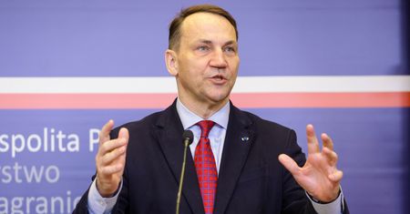 Rosyjska rakieta nad Polską. Sikorski dzwoni do NATO