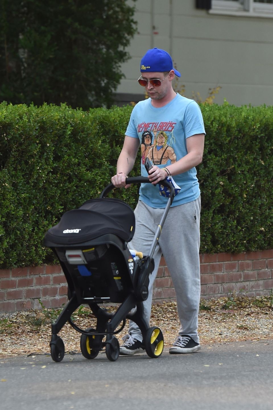 Macaulay Culkin spaceruje z synkiem po Los Angeles 