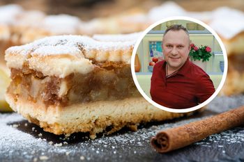 Kruchy spód i zwarte nadzienie. Poznaj trik Tomasza Strzelczyka na idealną szarlotkę