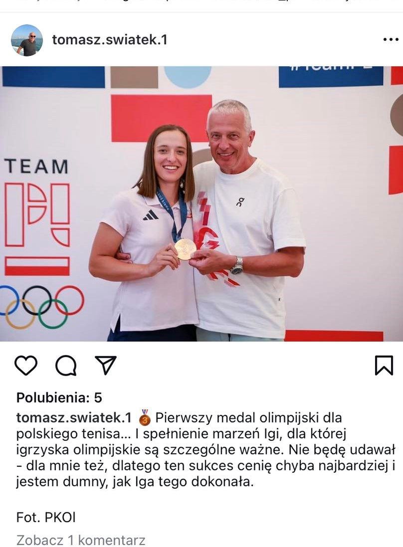 Ojciec Igi Świątek gratuluje jej olimpijskiego medalu. 