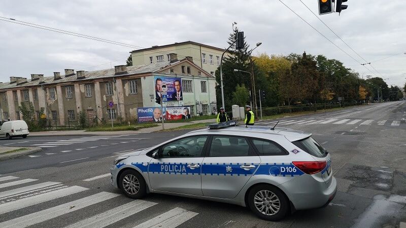 radiowóz policja policjanci skrzyżowanie sygnalizacja sterowanie ruchem zamknięta ulica