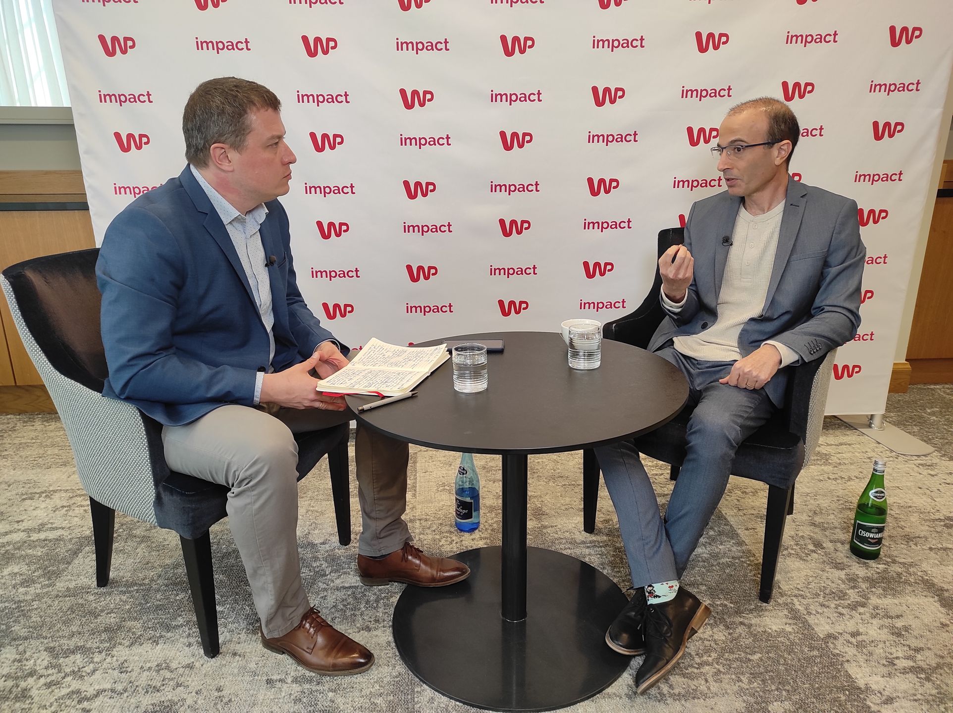 Yuval Noah Harari (z prawej) i dziennikarz Wirtualnej Polski Michał Gostkiewicz