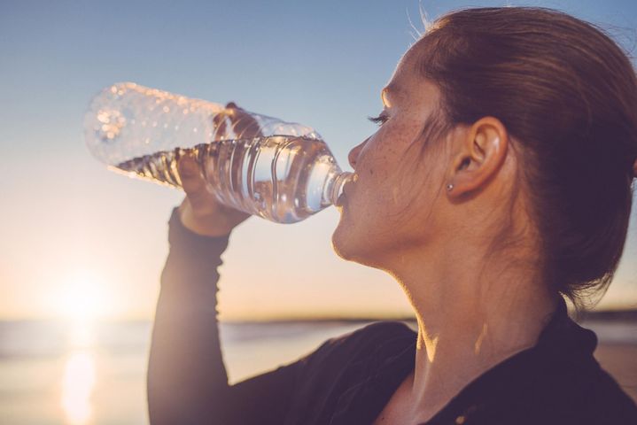 Regularne picie wody jest kluczowe, gdy bardziej się pocimy