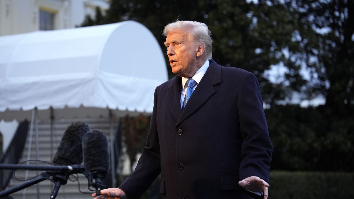 US President Donald Trump talks to the media as he departs from the South Lawn of the White House in Washington, DC, USA, 31 January 2025, en route to Palm Beach, Florida. EPA/YURI GRIPAS / POOL Dostawca: PAP/EPA.