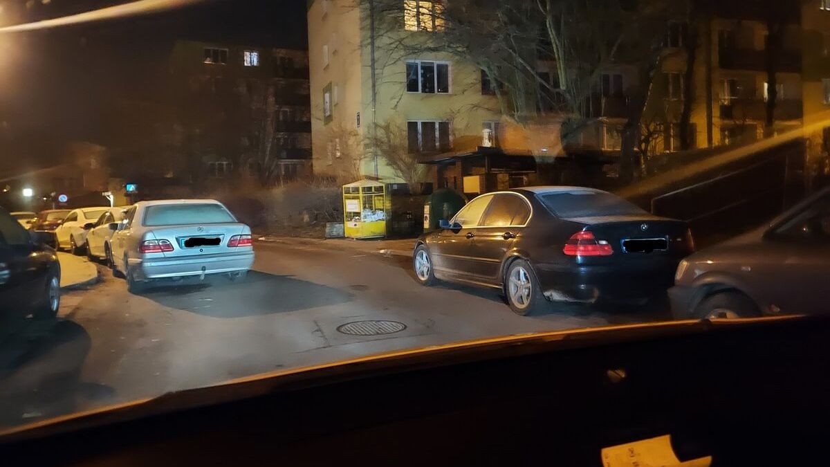 Zaparkowane samochody uniemożliwiają przejazd ul. Przyjaźni
