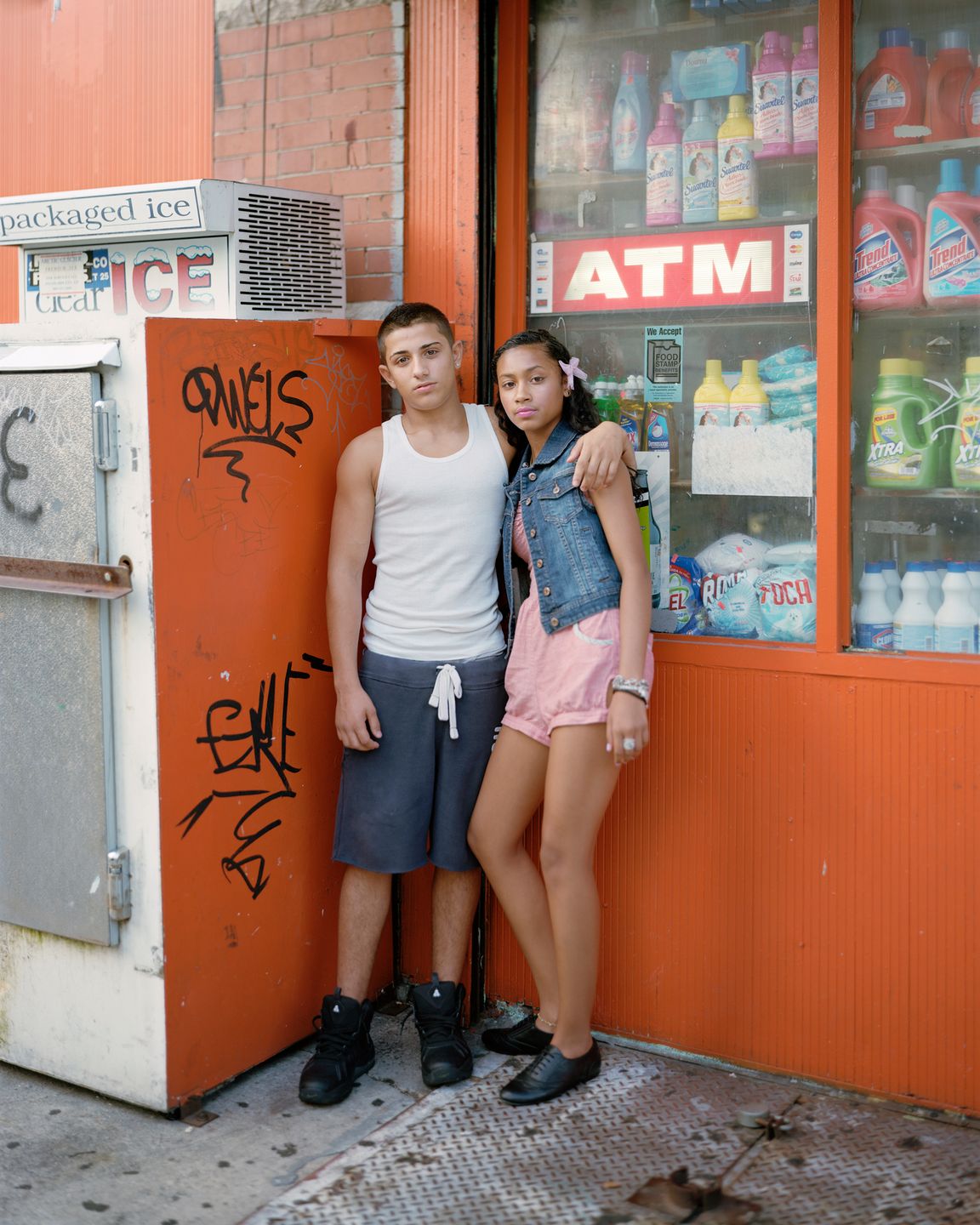 Dotykanie nieznajomych? Do tego zachęca fotograf w projekcie “Touching Strangers” 12