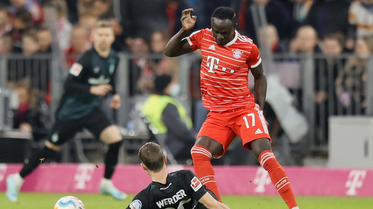 Munich's Sadio Mane (R) in action against Bremen's Christian Gross (L) during the German Bundesliga soccer match between FC Bayern Munich and SV Werder Bremen in Munich, Germany, 08 November 2022. EPA/RONALD WITTEK CONDITIONS - ATTENTION: The DFL regulations prohibit any use of photographs as image sequences and/or quasi-video. Dostawca: PAP/EPA.